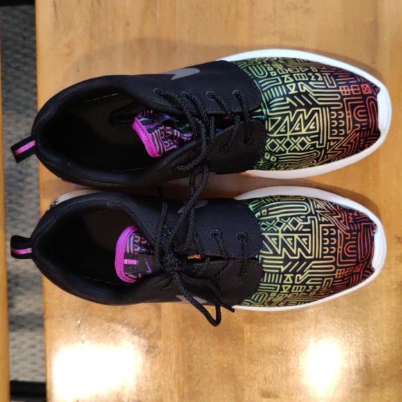 Nike Roshe run QS men's size 8 -#BETRUE- Rainbow Pride colorway - Picture 2 of 9